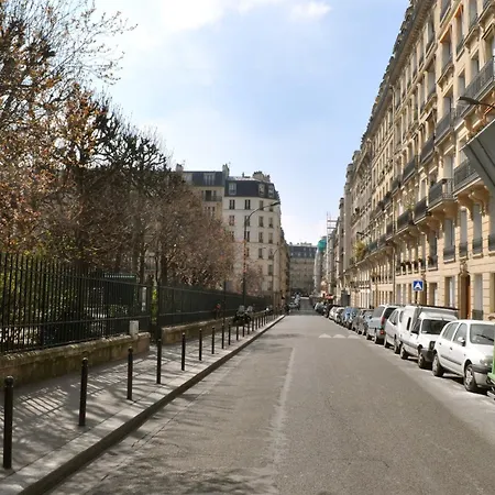 Haussmann-style Flat With Montmartre View Appartamento